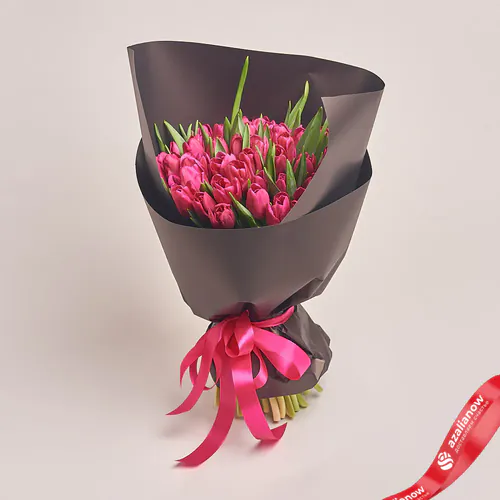 Фото 1: Букет из 51 малинового тюльпана в черной бумаге. Сервис доставки цветов AzaliaNow