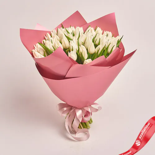 Фото 1: Букет из 51 белого тюльпана в розовой бумаге. Сервис доставки цветов AzaliaNow