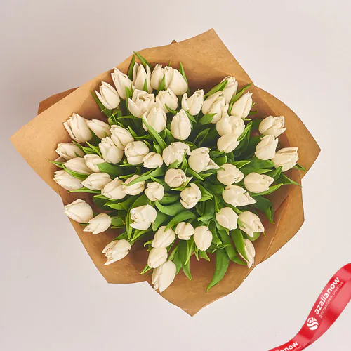 Фото 2: Букет из 51 белого тюльпана в крафте. Сервис доставки цветов AzaliaNow