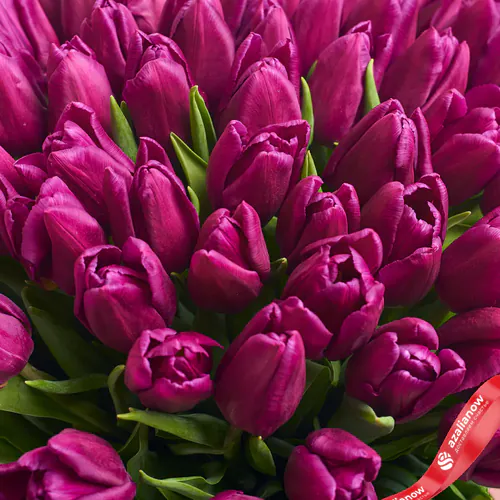 Фото 3: Букет из 51 фиолетового тюльпана в крафте. Сервис доставки цветов AzaliaNow