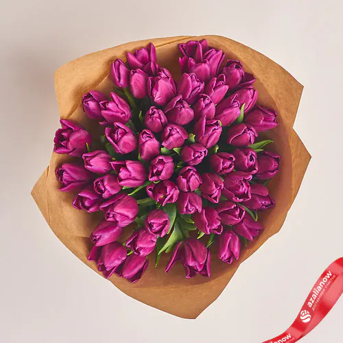 Фото 2: Букет из 51 фиолетового тюльпана в крафте. Сервис доставки цветов AzaliaNow