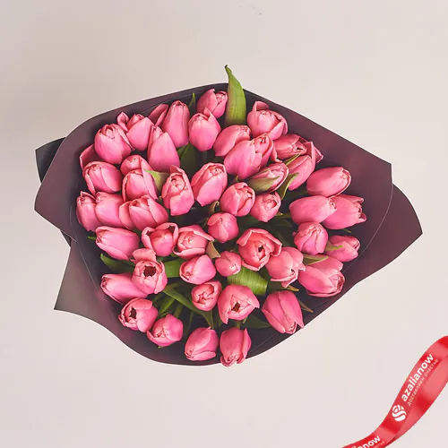 Фото 2: Букет из 51 розового тюльпана в коричневой пленке. Сервис доставки цветов AzaliaNow