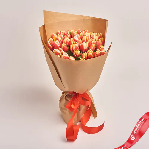 Фото 1: Букет из 51 красного тюльпана в крафте. Сервис доставки цветов AzaliaNow