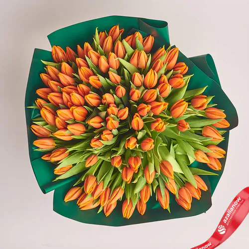 Фото 2: Букет из 101 оранжевого тюльпана в зеленой бумаге. Сервис доставки цветов AzaliaNow