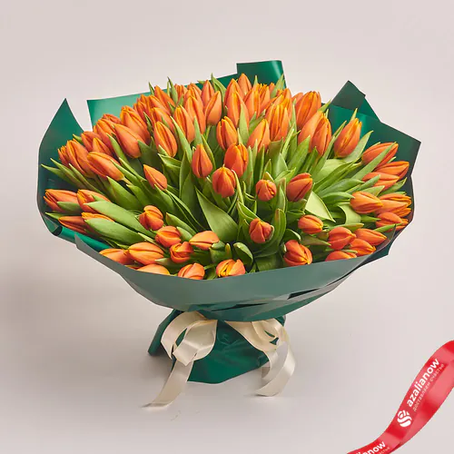 Фото 1: Букет из 101 оранжевого тюльпана в зеленой бумаге. Сервис доставки цветов AzaliaNow