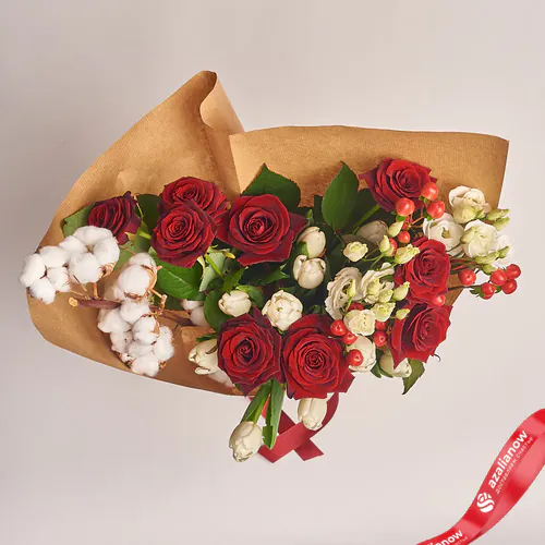 Фото 2: Букет из тюльпанов, роз, лизиантусов, хлопка. Сервис доставки цветов AzaliaNow