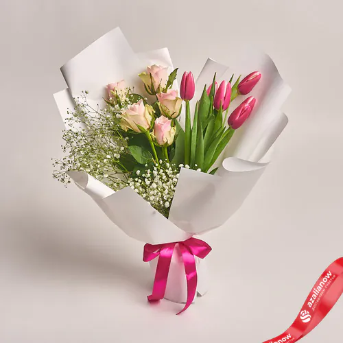 Фото 1: Букет из 6 розовых тюльпанов, 5 роз и гипсофилы в белой бумаге. Сервис доставки цветов AzaliaNow
