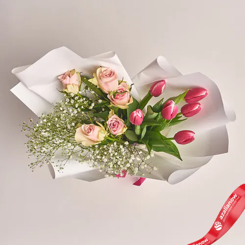 Фото 2: Букет из 6 розовых тюльпанов, 5 роз и гипсофилы в белой бумаге. Сервис доставки цветов AzaliaNow