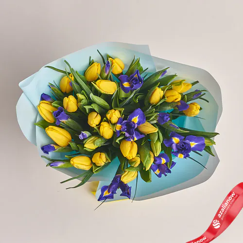 Фото 2: Букет их желтых тюльпанов и синих ирисов в голубой пленке. Сервис доставки цветов AzaliaNow