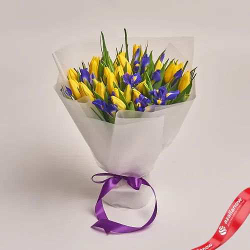 Фото 1: Букет их желтых тюльпанов и синих ирисов в пленке. Сервис доставки цветов AzaliaNow