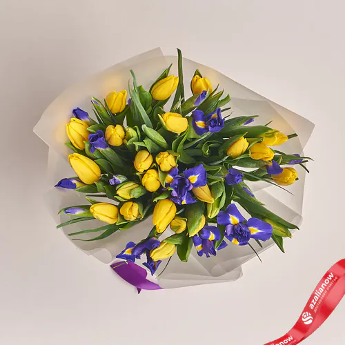 Фото 2: Букет их желтых тюльпанов и синих ирисов в пленке. Сервис доставки цветов AzaliaNow
