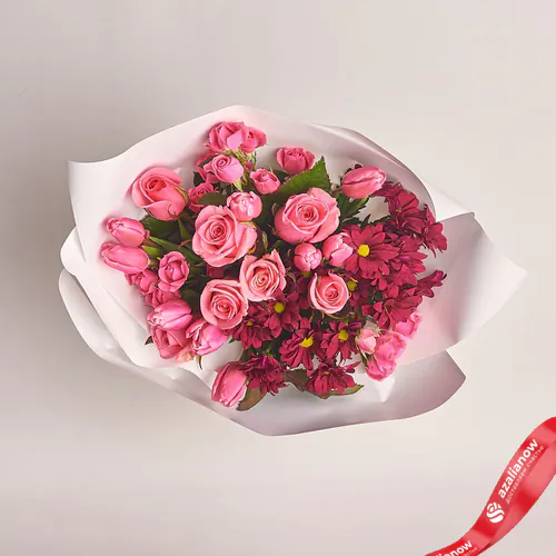 Фото 2: Букет из розовых роз, тюльпанов и бордовых хризантем в белой бумаге. Сервис доставки цветов AzaliaNow