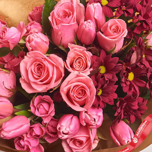 Фото 3: Букет из розовых роз, тюльпанов и бордовых хризантем в белой бумаге. Сервис доставки цветов AzaliaNow