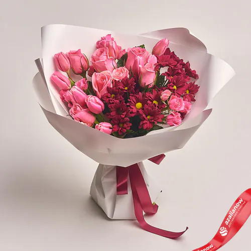 Фото 1: Букет из розовых роз, тюльпанов и бордовых хризантем в белой бумаге. Сервис доставки цветов AzaliaNow