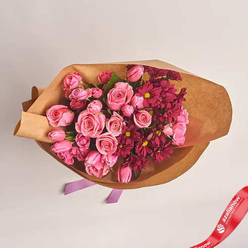 Фото 2: Букет из розовых роз, тюльпанов и бордовых хризантем в крафте. Сервис доставки цветов AzaliaNow