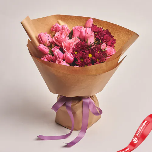 Фото 1: Букет из розовых роз, тюльпанов и бордовых хризантем в крафте. Сервис доставки цветов AzaliaNow
