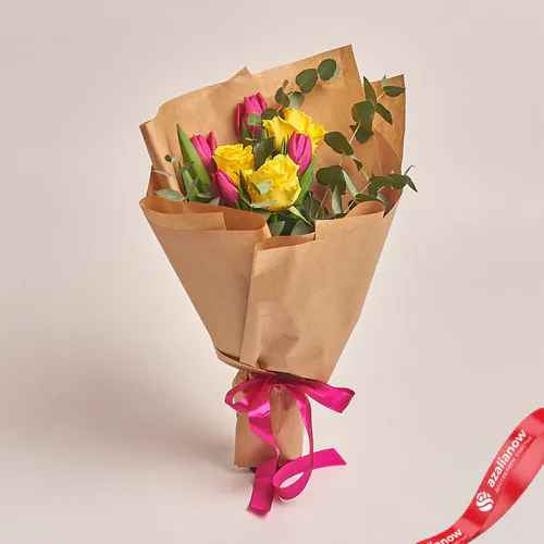Фото 1: Букет из желтых роз и розовых тюльпанов в крафте. Сервис доставки цветов AzaliaNow