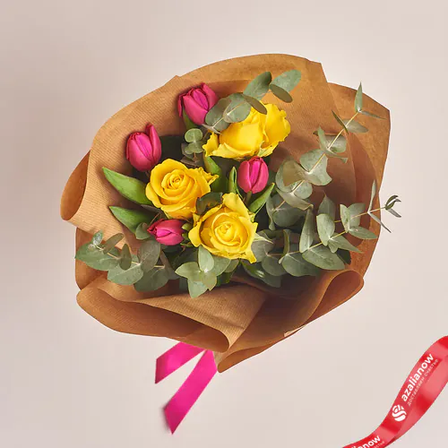 Фото 2: Букет из желтых роз и розовых тюльпанов в крафте. Сервис доставки цветов AzaliaNow