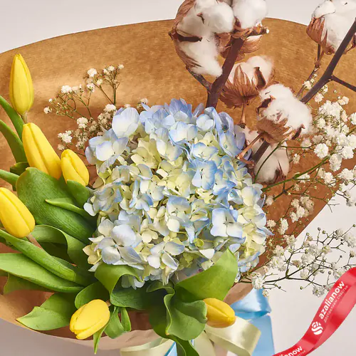 Фото 2: Букет из желтых тюльпанов, голубой гортензии, гипсофил и хлопка «Май». Сервис доставки цветов AzaliaNow