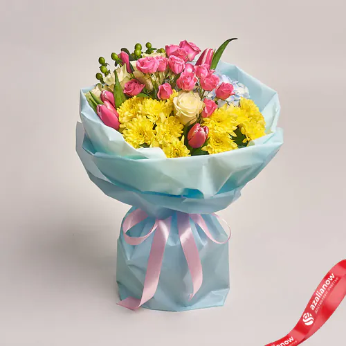 Фото 1: Букет из 8 роз, 5 тюльпанов, 2 хризантем и 1 гортензии в голубой пленке. Сервис доставки цветов AzaliaNow