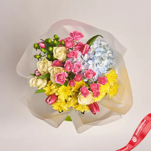 Фото 2: Букет из 8 роз, 5 тюльпанов, 2 хризантем и 1 гортензии в пленке. Сервис доставки цветов AzaliaNow