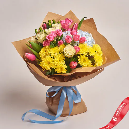 Фото 1: Букет из 8 роз, 5 тюльпанов, 2 хризантем и 1 гортензии в крафте. Сервис доставки цветов AzaliaNow
