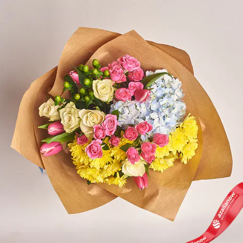 Фото 2: Букет из 8 роз, 5 тюльпанов, 2 хризантем и 1 гортензии в крафте. Сервис доставки цветов AzaliaNow