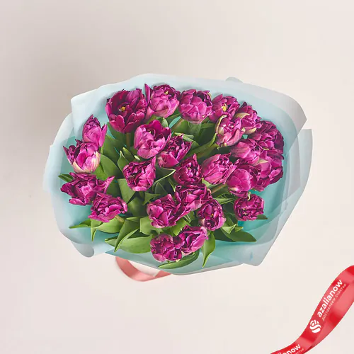 Фото 2: Букет из 25 фиолетовых тюльпанов в голубой пленке. Сервис доставки цветов AzaliaNow