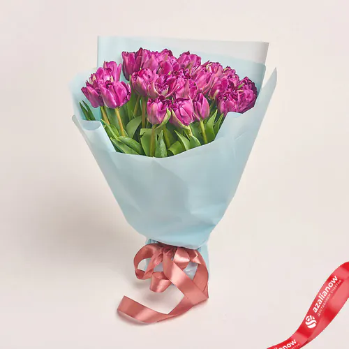 Фото 1: Букет из 25 фиолетовых тюльпанов в голубой пленке. Сервис доставки цветов AzaliaNow