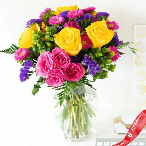 Фото 2: Букет из астр, роз, гиперикума «Зафира». Сервис доставки цветов AzaliaNow
