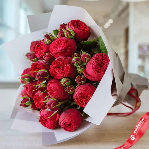 Фото 1: Букет из 11 кустовых пионовидных красных роз в белой и серой пленке. Сервис доставки цветов AzaliaNow