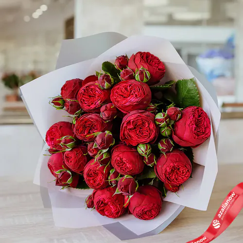 Фото 2: Букет из 11 кустовых пионовидных красных роз в белой и серой пленке. Сервис доставки цветов AzaliaNow