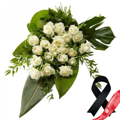 Фото 1: Траурный букет из 20 белых роз и аспидастры «Светлый рай». Сервис доставки цветов AzaliaNow