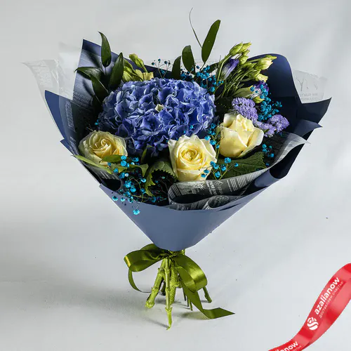 Фото 1: Букет из роз, гортензии и лизиантусов в темно-синей бумаге. Сервис доставки цветов AzaliaNow