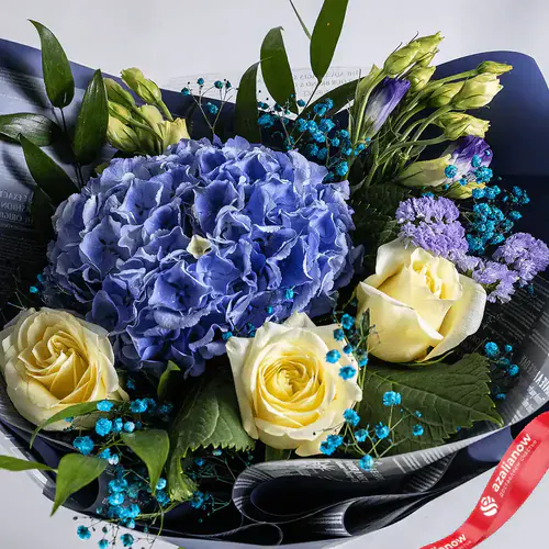 Фото 2: Букет из роз, гортензии и лизиантусов в темно-синей бумаге. Сервис доставки цветов AzaliaNow