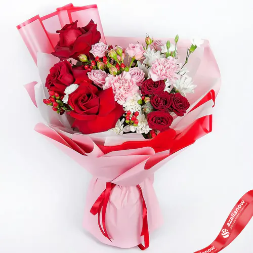 Фото 1: Букет из роз, гвоздик, хризантем, гиперикума «Цветочное послание». Сервис доставки цветов AzaliaNow