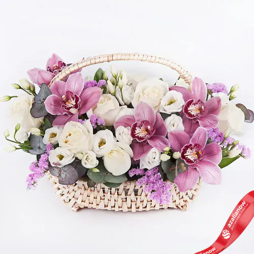 Фото 1: Букет из орхидей, роз, лизиантусов «Цветущая красота». Сервис доставки цветов AzaliaNow