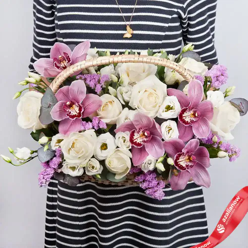 Фото 2: Букет из орхидей, роз, лизиантусов «Цветущая красота». Сервис доставки цветов AzaliaNow