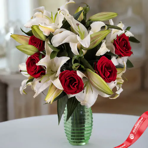 Фото 1: Букет из 2 белых лилий и 5 красных роз «Элегантность в цвету». Сервис доставки цветов AzaliaNow
