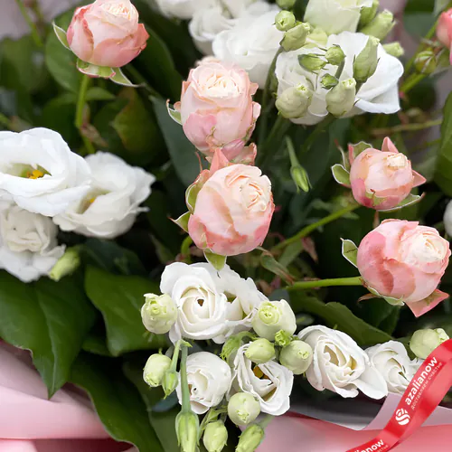 Фото 2: Букет из 5 белых лизиантусов и 3 кустовых розовых роз. Сервис доставки цветов AzaliaNow