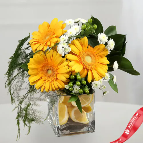 Фото 1: Букет из желтых гербер, белых хризантем и зелени «Фантазия». Сервис доставки цветов AzaliaNow