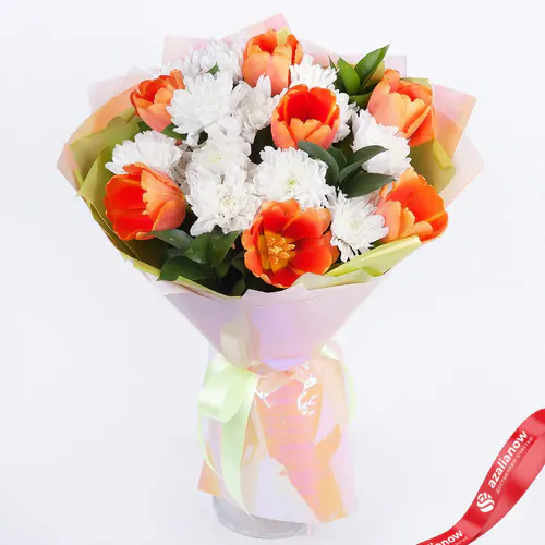 Фото 1: Букет из оранжевых тюльпанов и белых хризантем «Искра счастья». Сервис доставки цветов AzaliaNow