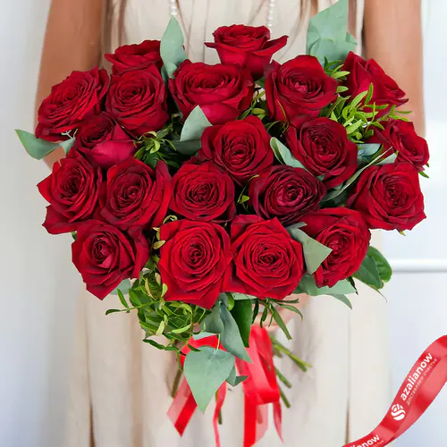 Фото 2: Букет из 21 красной розы в зелени. Сервис доставки цветов AzaliaNow