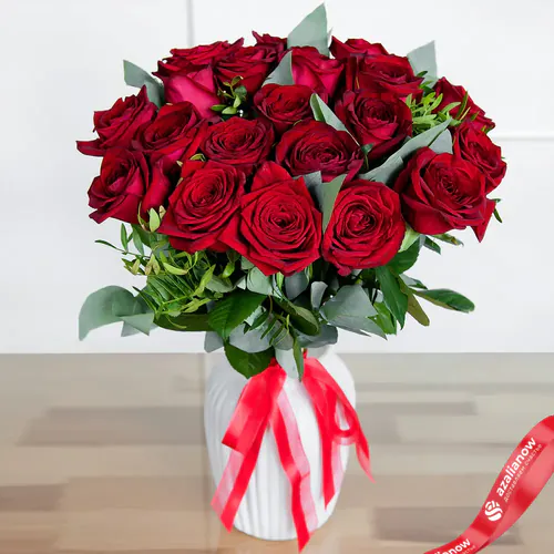 Фото 1: Букет из 21 красной розы в зелени. Сервис доставки цветов AzaliaNow