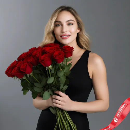 Фото 1: Букет из 25 красных роз «Любовь и точка». Сервис доставки цветов AzaliaNow