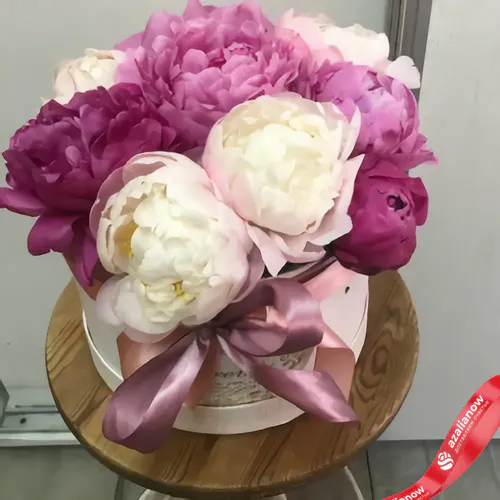 Фото 1: Букет из 5 розовых и 4 белых пионов «Любовное зелье». Сервис доставки цветов AzaliaNow