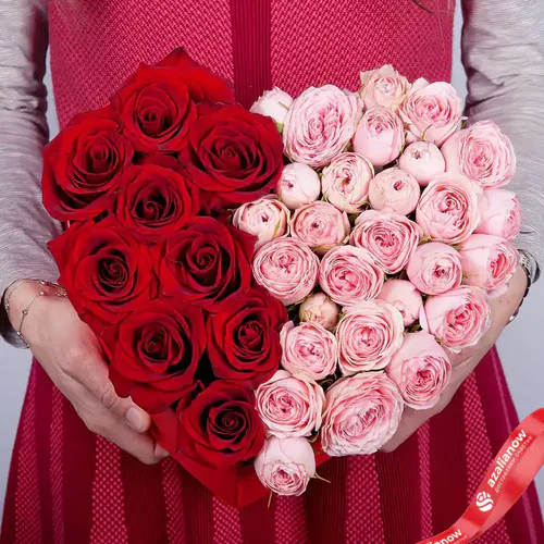 Фото 2: Букет из красных и розовых роз в коробке «Любящее сердце». Сервис доставки цветов AzaliaNow