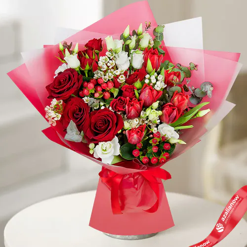 Фото 1: Букет из тюльпанов, роз, лизиантусов «Наше счастье». Сервис доставки цветов AzaliaNow