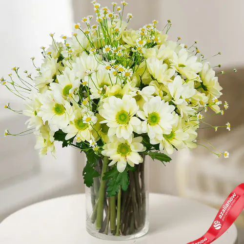 Фото 1: Букет из белых хризантем и ромашки «Незабываемый». Сервис доставки цветов AzaliaNow