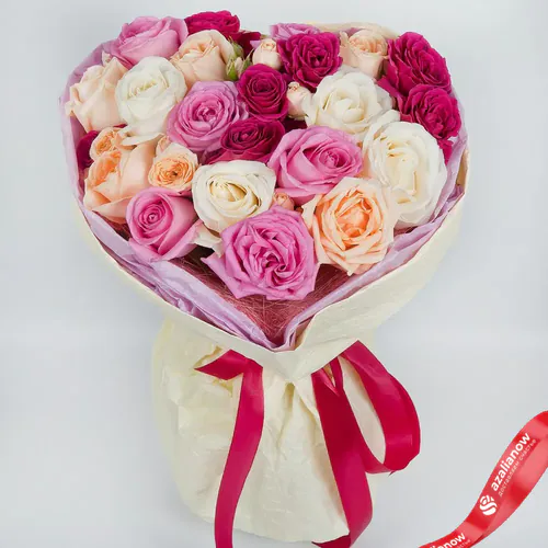 Фото 1: Букет из розовых, кремовых, бежевых, белых роз «Полет чувств». Сервис доставки цветов AzaliaNow